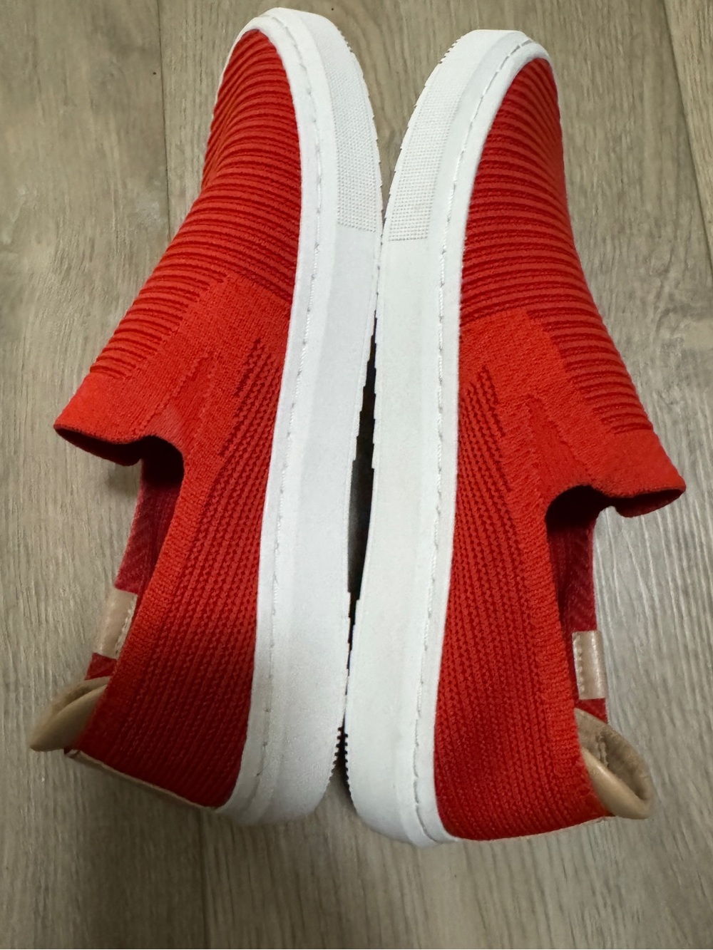 UGG Women's Alameda Sammy Sneaker Red Pepper Sz. 8.5 Slip-On - Picture 6 of 7